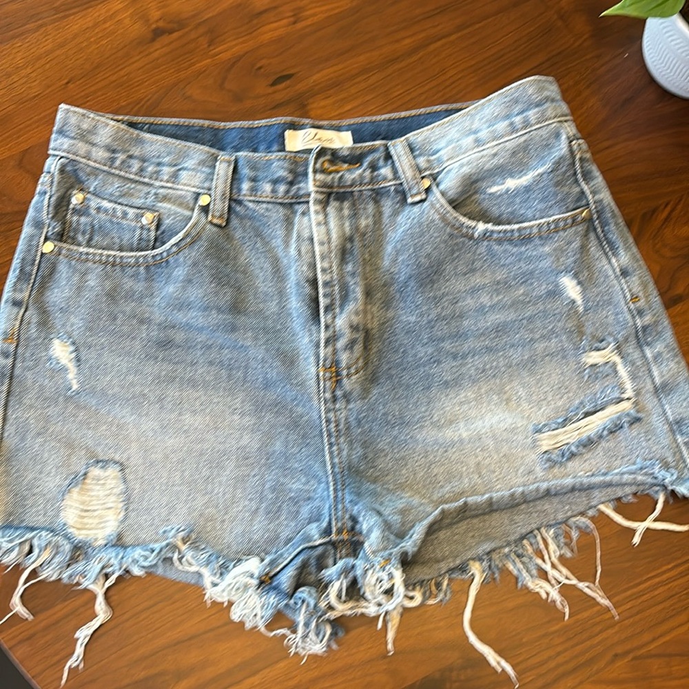 Elan shorts size large